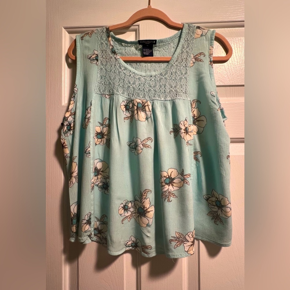 NWOT- Architect sleeveless blouse in size 1X.
